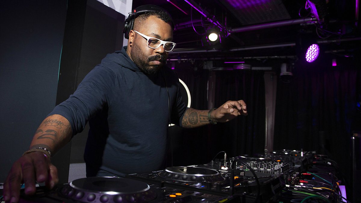 Známý producent Derrick Carter prodává přes Reverb 61 kusů techniky, kterou používá během své legendární house music kariéry.